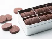 あくの強いチョコレートと塩味のクッキー缶(約30枚入り)(イル・プルー・シュル・ラ・セーヌ)