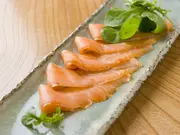 さしみ鮭昆布〆燻製スライス(丸亀)