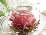 お花のつぼみとティーポット(中国茶王国「彩香」)