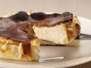 スペイン生まれのバスクチーズケーキ(4号/直径約12cm)(九州お取り寄せ本舗)