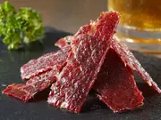 米沢牛ビーフジャーキー(1袋)&ドライソーセージ(1袋)セット(米沢牛お取り寄せ専門店くろげ)