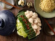 秘伝国産牛もつ鍋 醤油味(2~3人前)特製〆ちゃんぽん麺セット(本格宅鍋お取り寄せ専門店「TAKUNABE」)