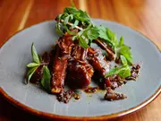 An Di+東洋肉店「仔羊スペアリブ・レモングラスサテ」(ジンギスカンWeb)