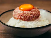 和牛生ユッケ( 4パック&タレ2種類入り )(UCHIGORO(ウチゴロ))