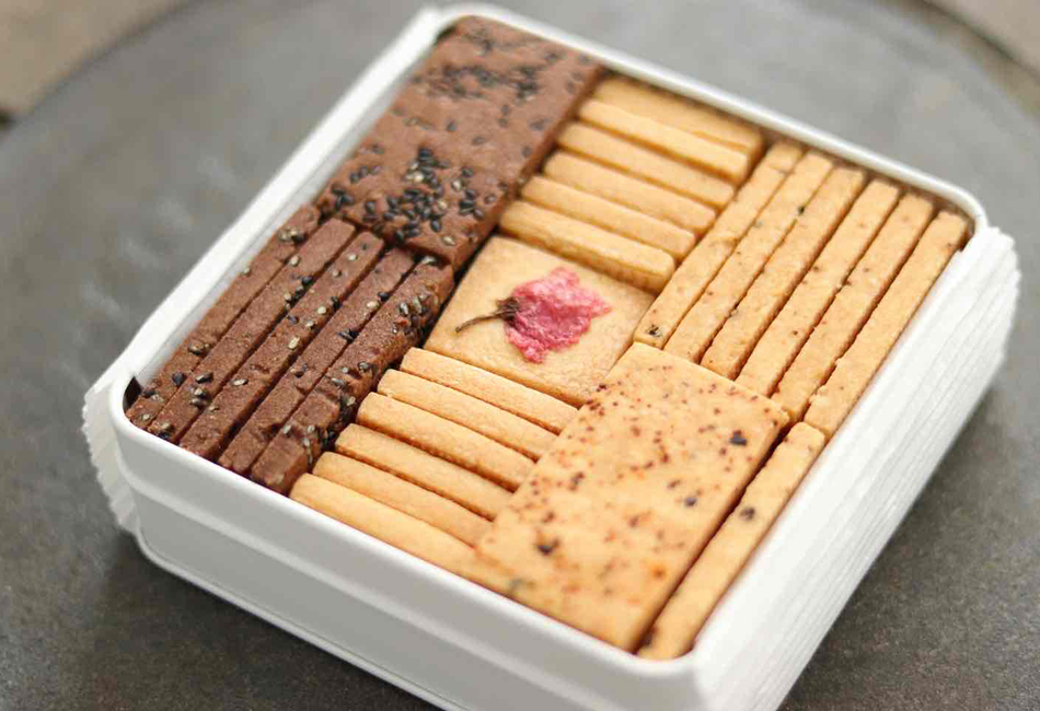 和のクッキー缶<春>