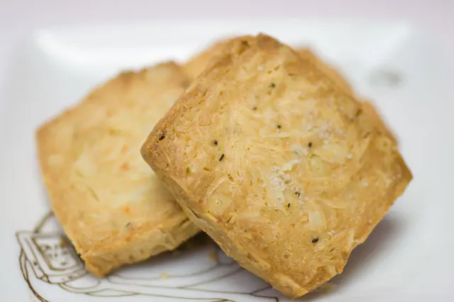ナッツの入った塩味チーズクッキー（S)_0
