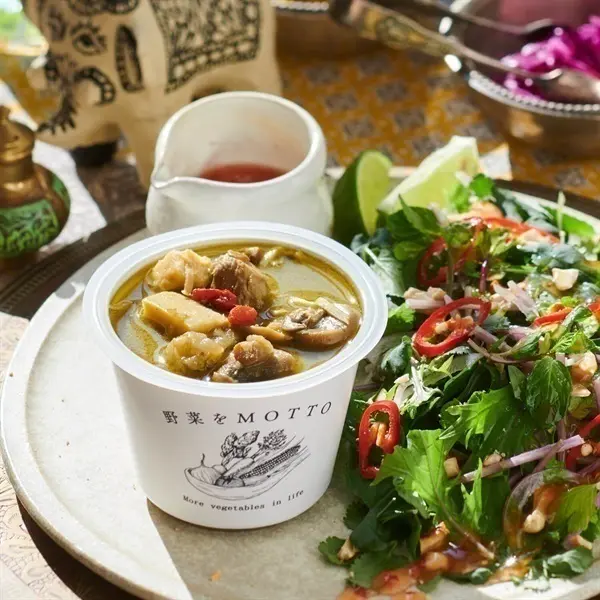 九州産「たけのこ」と国産野菜と蒸し鶏のピリッと旨辛グリーンカレー_1