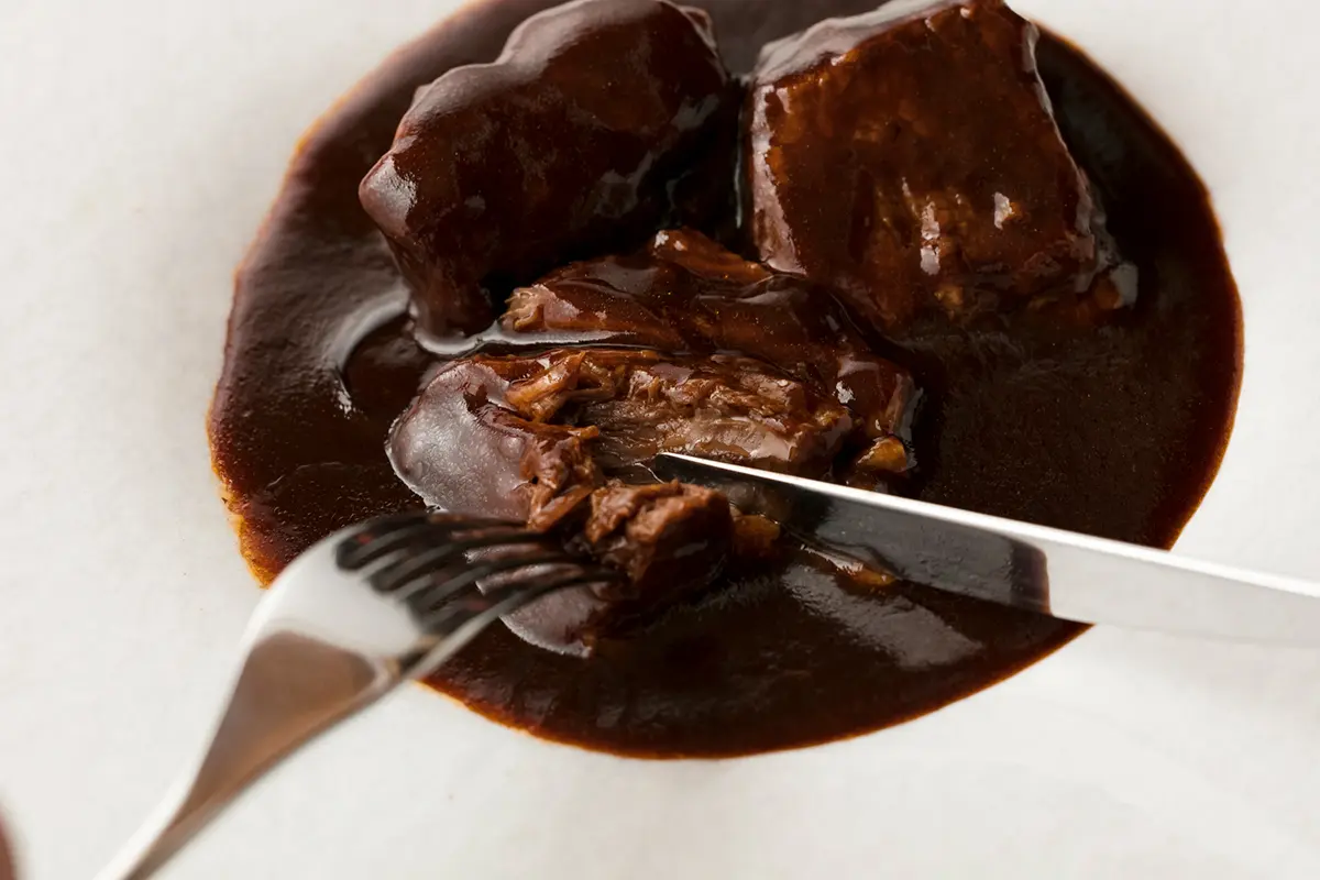 うかいグルメデリ　黒毛和牛の赤ワイン煮 ～牛バラ肉の煮込み 特製デミグラスソース～_1