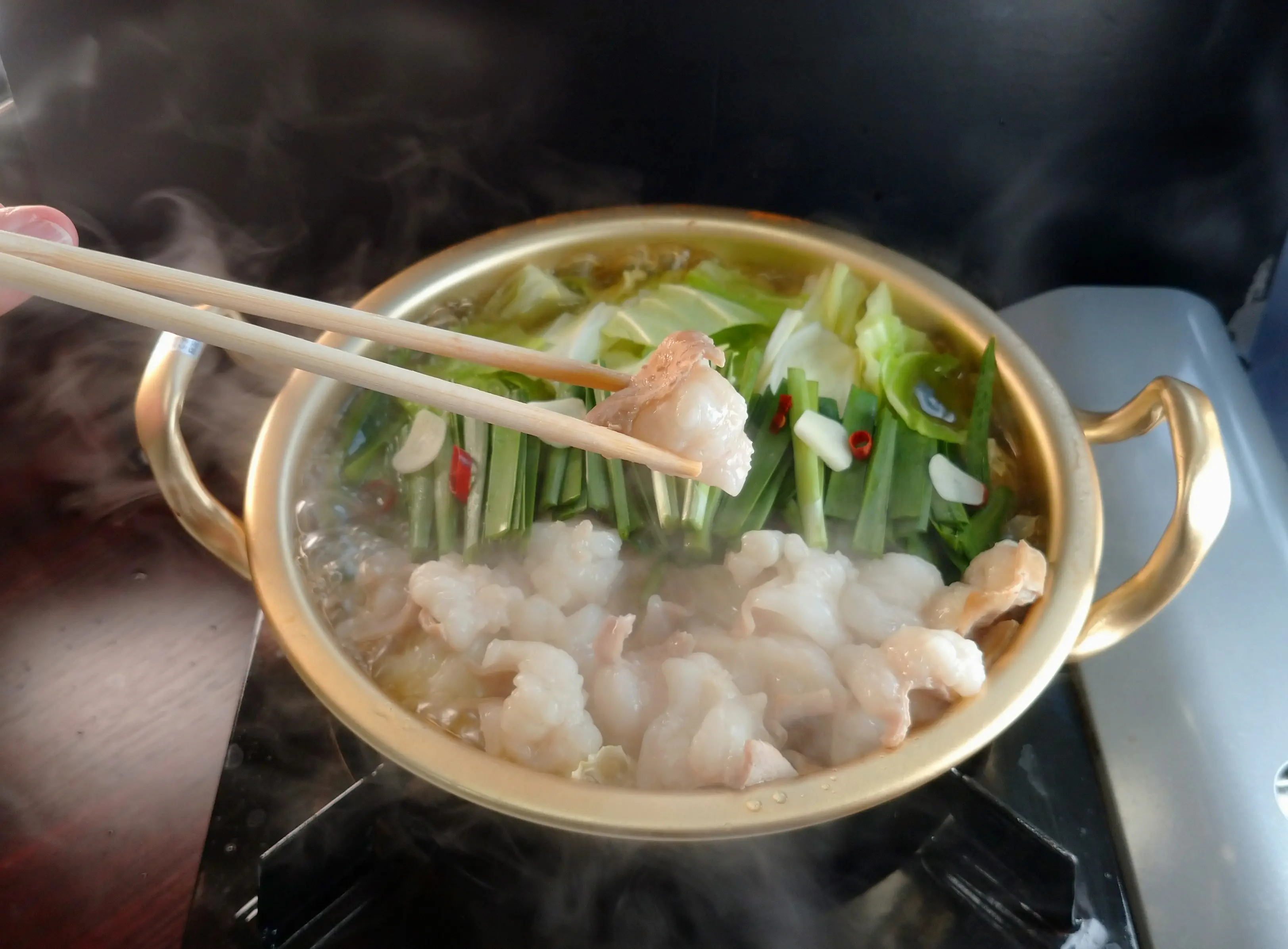 佐賀・国産黒毛和牛 伊萬里牛(伊万里牛)もつ鍋セット【しょうゆ味】2～3人前_1