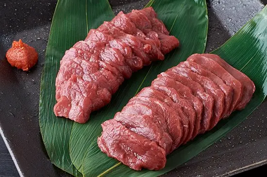 会津国産馬刺し高級部位2種セット 合計200g （ランプ100g・ロース 100g/自家製にんにく辛子味噌付き）_0