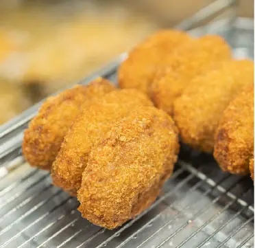 揚げてるミンチカツ_0