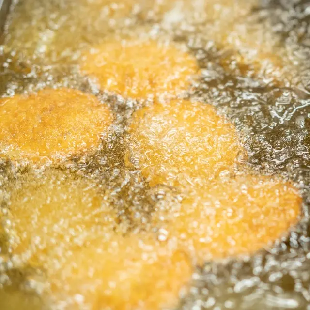 揚げてるミンチカツ_2