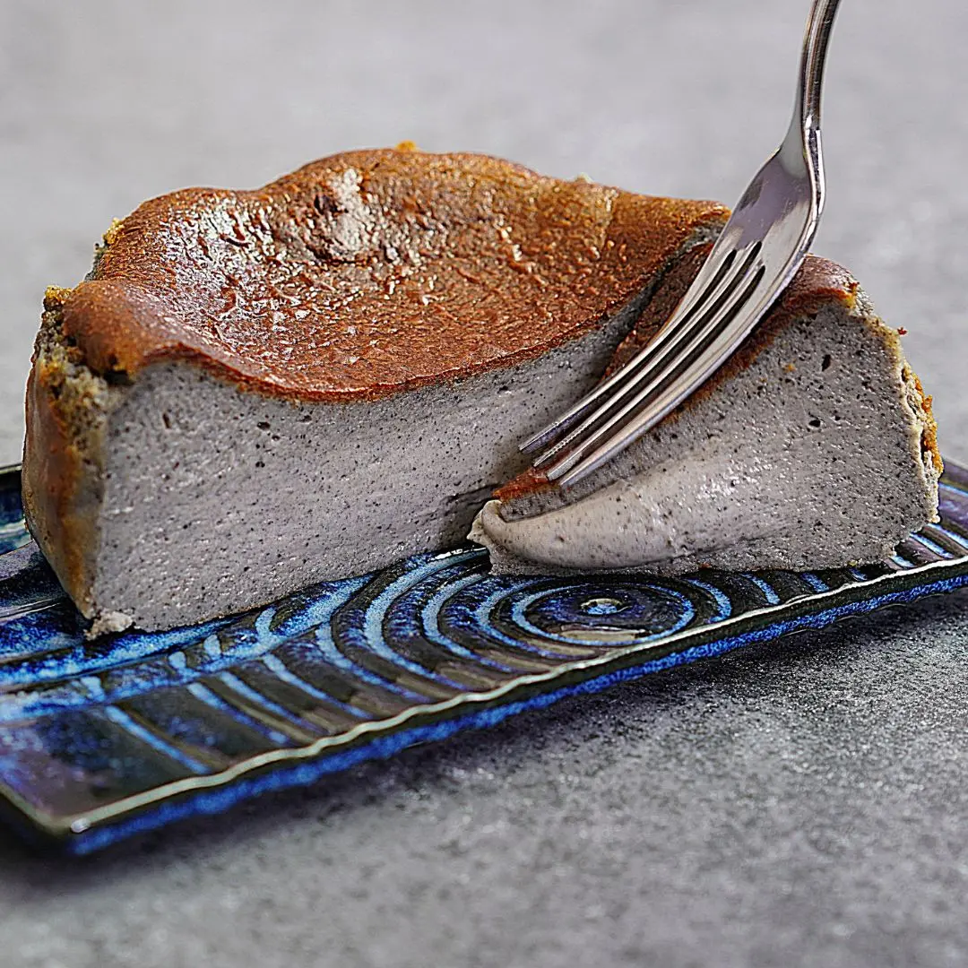 濃厚黒胡麻のバスク風チーズケーキ_0