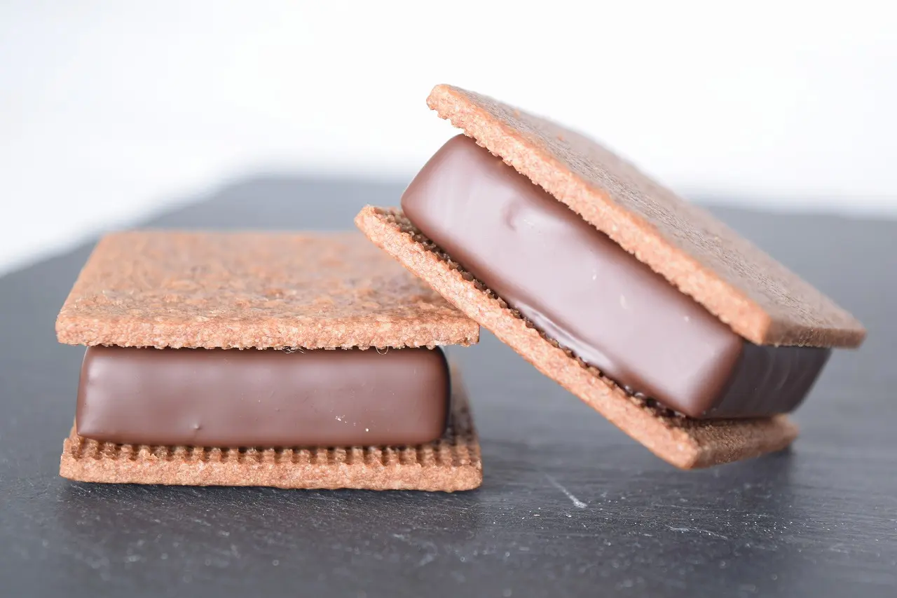 チョコ 🍫 新商品 バラエティーロボチョ缶🤖 ミルクとストロベリーの