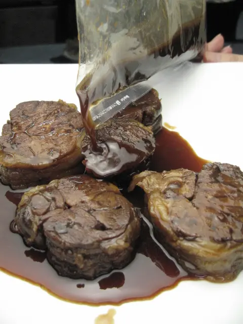 Ａ５ランク黒毛和牛肉の赤ワイン煮_2