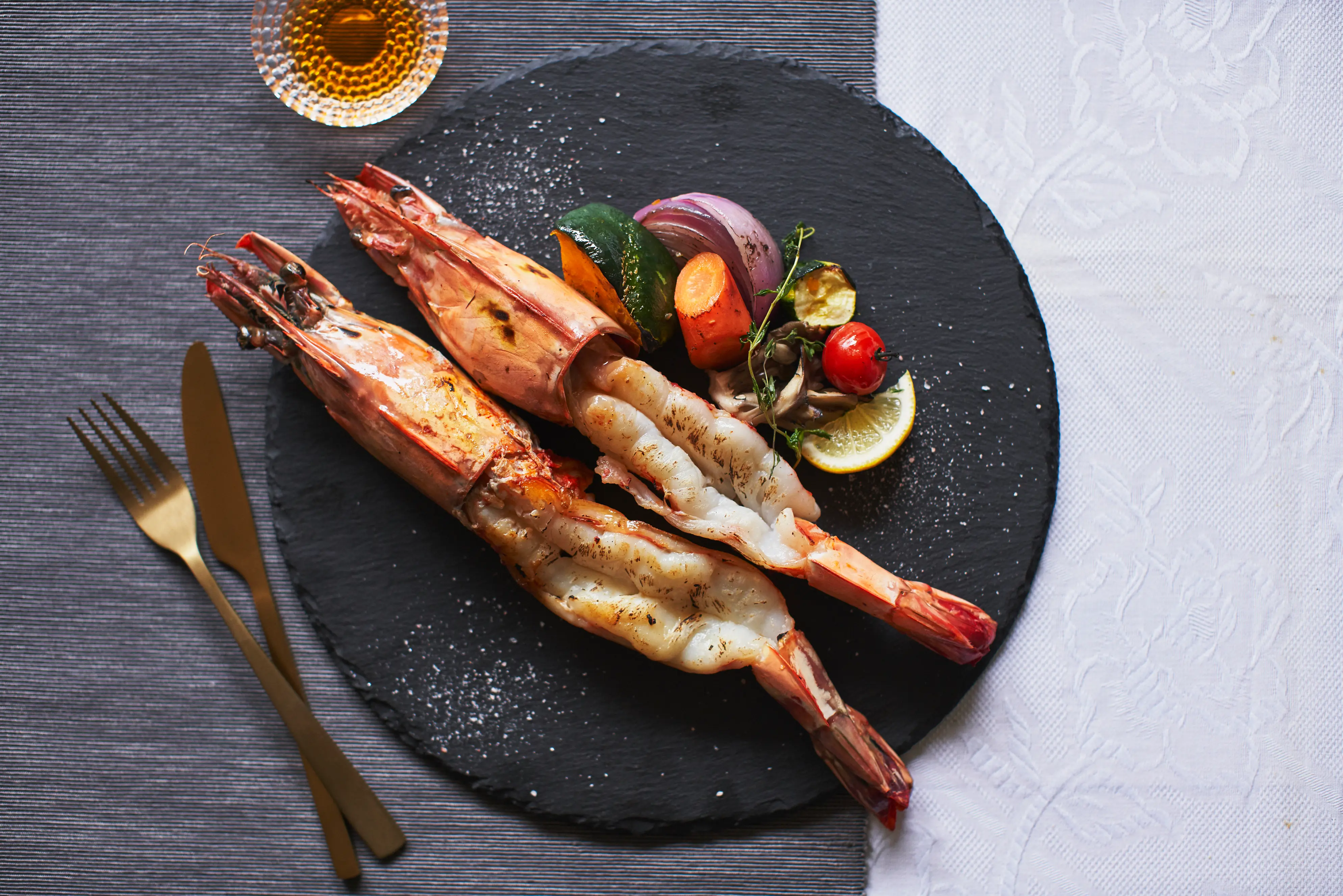 霜降り海老ステーキ2尾＋むき海老125g×3P（ギフトパッケージ）_0