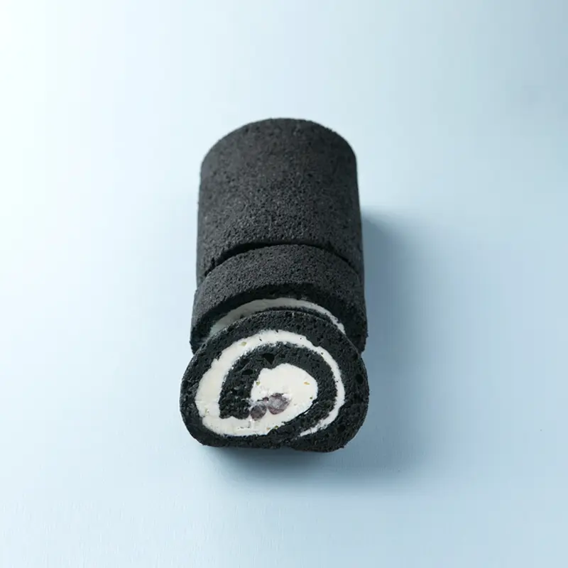 竹炭で真っ黒ロールケーキ_0