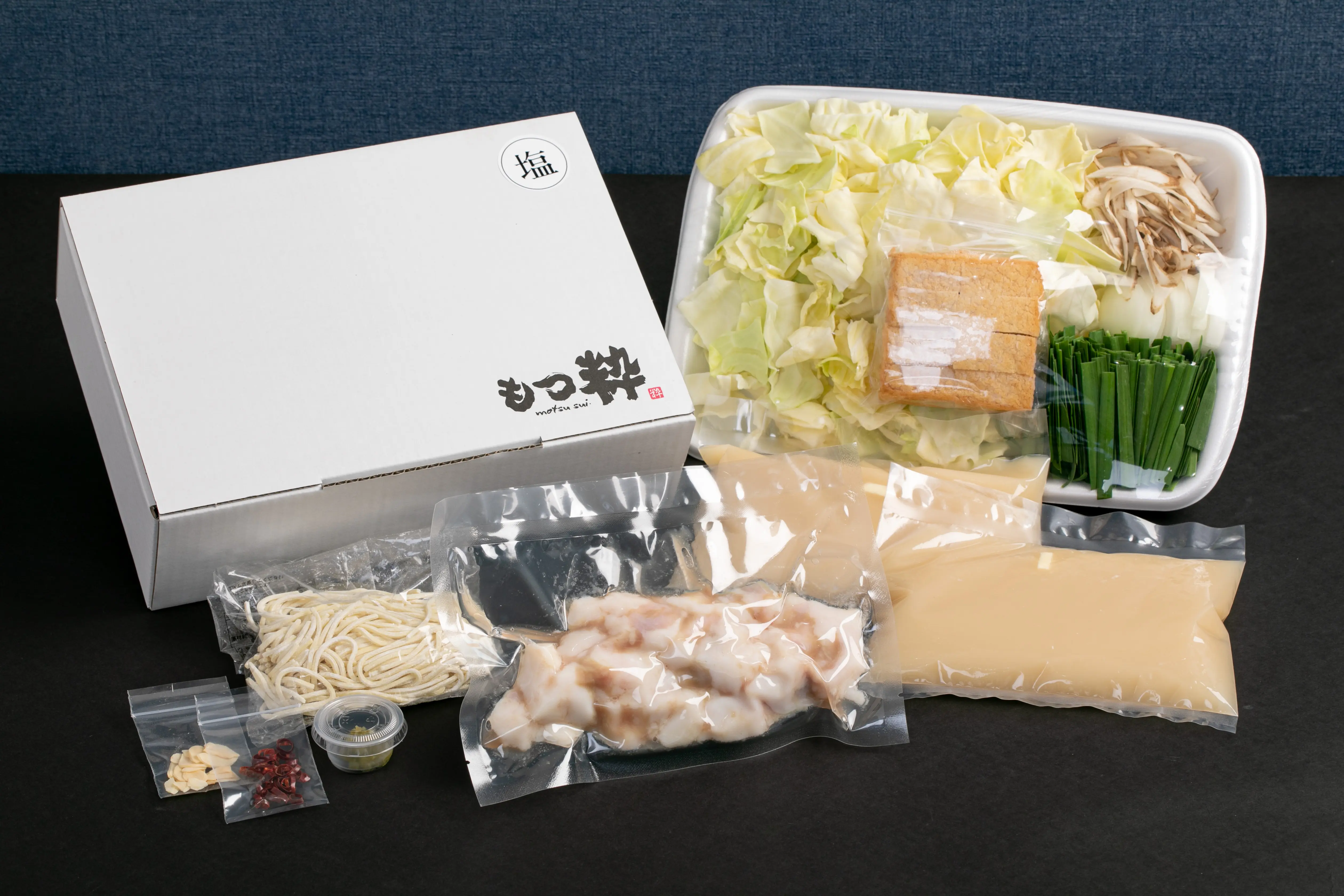 【牛骨塩スープ】 もつ鍋フルセット（野菜付き）2～3人前_0