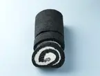 竹炭で真っ黒ロールケーキ