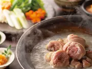 じっくり炊き出した鶏ガラスープに、華味鳥の旨味を感じる鶏鍋(水たき料亭博多華味鳥)