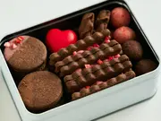 いちごの赤も愛らしい、 ショコラ尽くしのクッキー缶！(ANoTHER IMPERIAL HOTEL（帝国ホテル）)