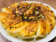 ソルティポーク餃子 1パック（30個入り）(冷凍グルメ工房 餃子花伝)