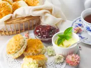 【英国アフタヌーンティー】3種のバタースコーンとクロテッドクリーム＆ジャムセット(ダイニングプラス)