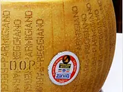 チーズの王様パルミジャーノ レッジャーノ 24ヶ月熟成D.O.P(ハイ食材室)