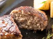 塩で食べるハンバーグステーキ(池口精肉店)