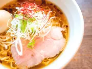 琥珀醤油拉麺５食 + ハーブ薫るやわらかロースチャーシュー 300ｇ まとめてお得セット(天雷軒)