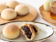 もちもちお米のブランパン(プレ－ン5個・ミニこしあんパン5個）(築野食品)