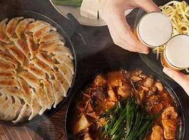 博多の旨いを全部味わえる餃子ともつすきと鉄鍋のセット商品