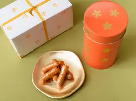 ギフトにおすすめ！可愛らしい朱色の丸缶に入ったかりんとう