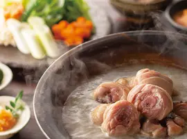 じっくり炊き出した鶏ガラスープに、華味鳥の旨味を感じる鶏鍋