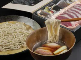 鴨と葱の入った温かいつけ汁に、蕎麦をつけて食べる「鴨せいろ」