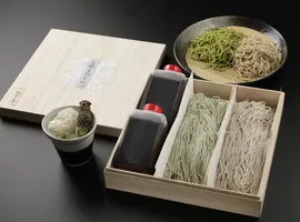 手打ちそばはもちろんのこと、付属のめんつゆも好評です。