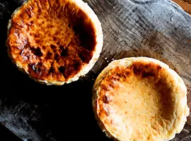 熟成と非熟成のバスクチーズケーキ食べ比べです。