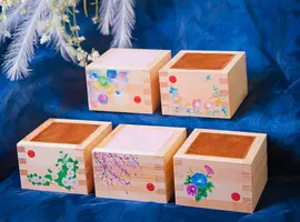 色鮮やかな枡に入ったティラミスは贈りものに最適♪