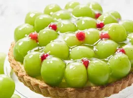 500円玉の大粒サイズのシャインマスカットの贅沢タルト(かにわしタルト店)