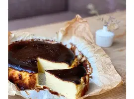 “とろける”　濃厚バスクチーズケーキ