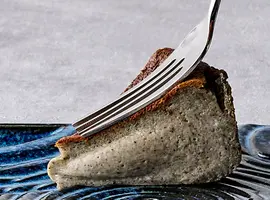 ”濃厚黒胡麻”のバスク風チーズケーキ(Ristorante Renata（リストランテレナータ）)