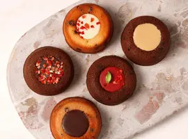 表面は香ばしく中はしっとり焼き上げた、こだわりの一品(パティスリー＆カフェ デリーモ)