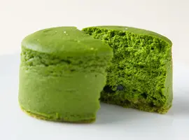 抹茶本来の美しい緑色！お茶屋の濃厚抹茶チーズケーキ