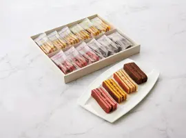 バウムクーヘンを、食べやすいスティック状に仕上げました