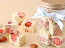 ストロベリーショコラ（ホワイト）手提げ袋付