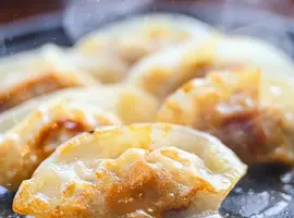 鰹だしが決め手！夜メニュー人気No.1のそば屋の出汁ぎょうざ