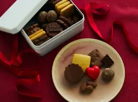 真っ赤なハートも魅力！7種類のフレーバーのクッキー缶