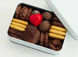 真っ赤なハートも魅力！7種類のフレーバーのクッキー缶