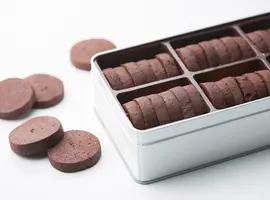 あくの強いチョコレートと塩味のクッキー缶（約30枚入り）(イル・プルー・シュル・ラ・セーヌ)