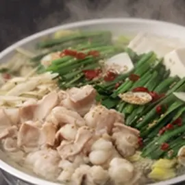 博多を味わう。元祖醤油味のこだわりのもつ鍋(博多喜造)